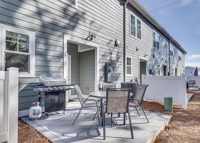 Coastal Beaufort Abode - Pool Access, Near Beaches