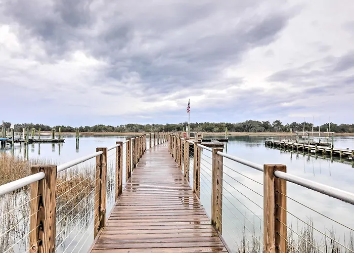 Coastal Beaufort Abode - Pool Access, Near Beaches