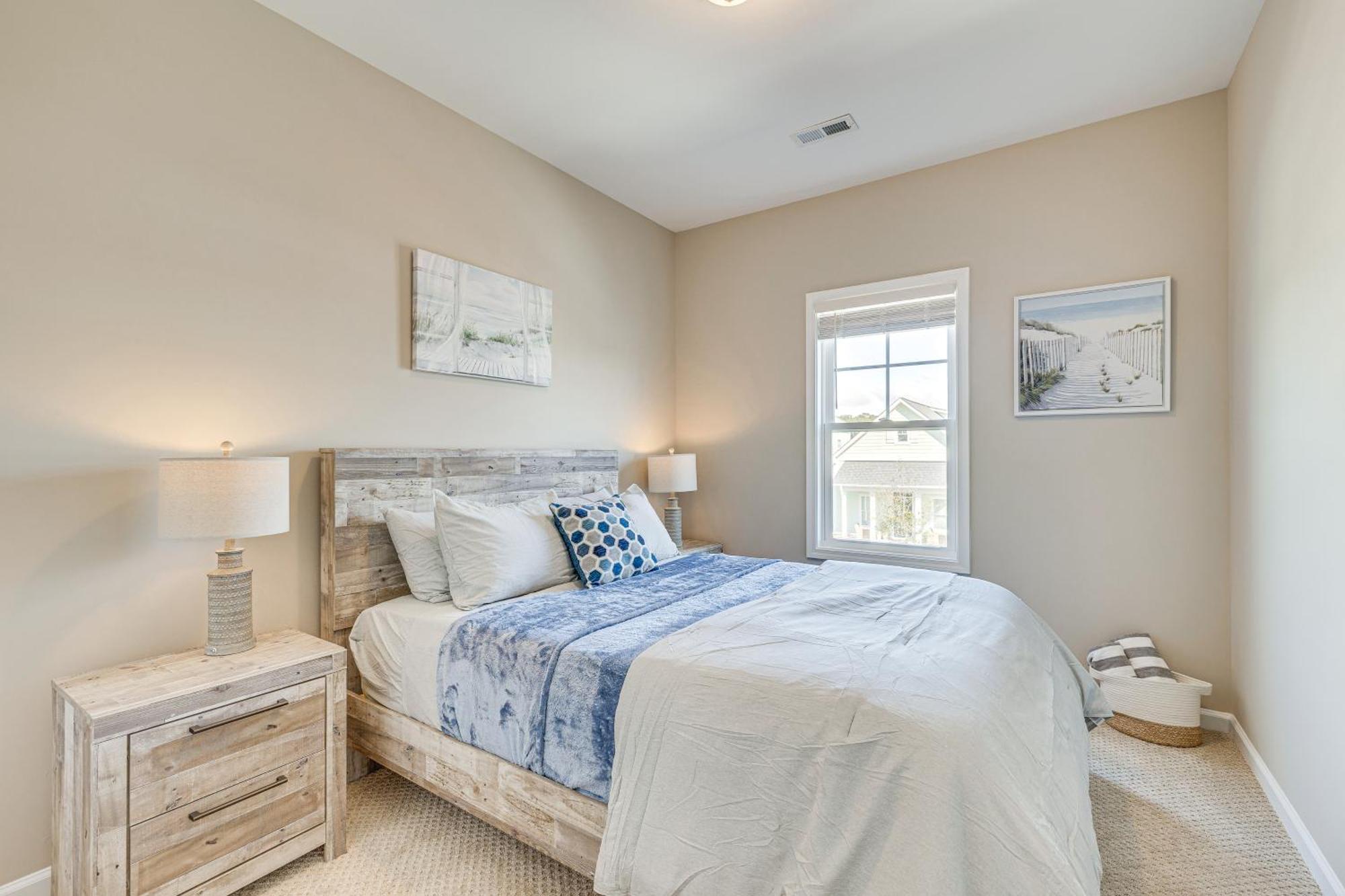 Coastal Abode - Pool Access, Near Beaches Holiday home *